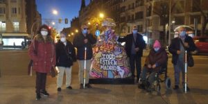 Parte del grupo grupo posa junto a la figura de una menina decorada en las calles de Madrid