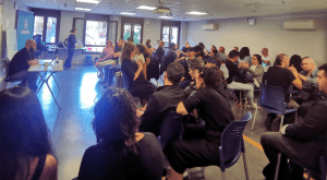 Imagen del grupo de personas sordociegas atendiendo al taller "La accesibilidad como derecho básico para la igualdad".